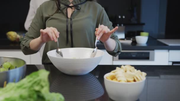 Mujer Mezclando Ensalada — Vídeos de Stock