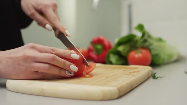 Mãos Mulher Cortando Tomates — Vídeo de Stock