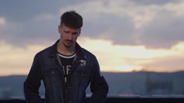 Young Man Sunset — Videoclip de stoc