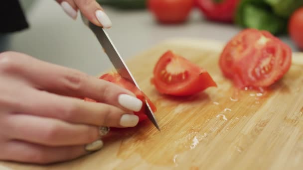 Mãos Cortando Tomates Perto — Vídeo de Stock