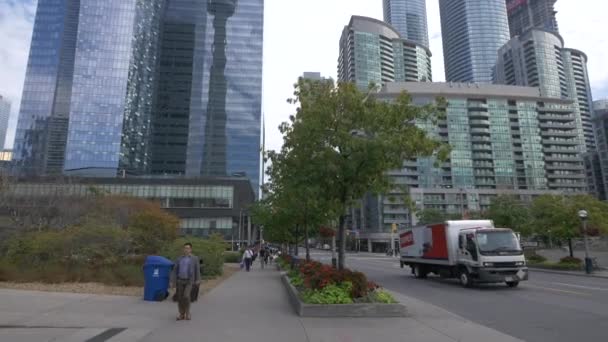 Ludzie Spacerujący Ulicą Toronto — Wideo stockowe