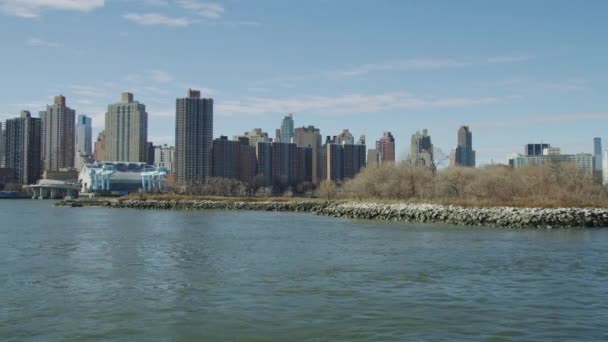 米国ニューヨーク州のイースト川のウォーターフロントとミルロック — ストック動画