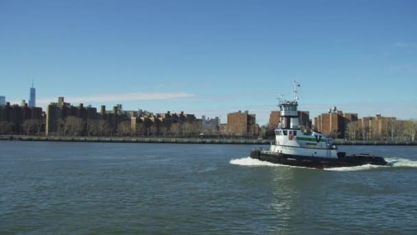 美国纽约州东河上漂浮的拖船 — 图库视频影像