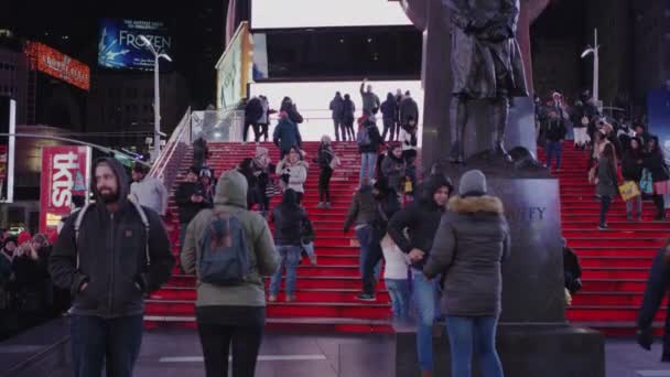 Pessoas Nos Degraus Vermelhos Por Trás Estátua Padre Duffy Nova — Vídeo de Stock