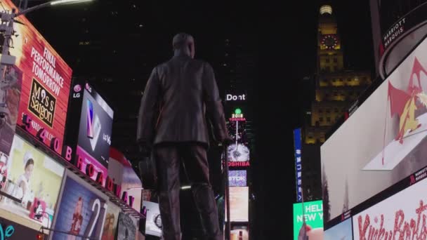 George Cohan Statue Auf Dem Times Square Bei Nacht — Stockvideo