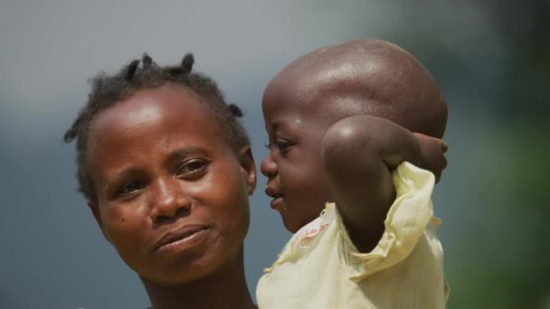 Madre Che Tiene Braccio Suo Bambino — Video Stock