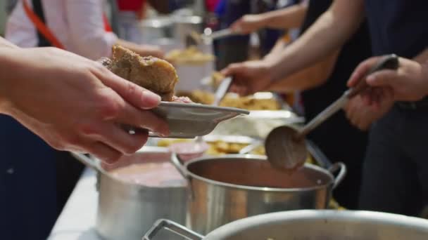 Gente Sirviendo Comida Cerca — Vídeo de stock