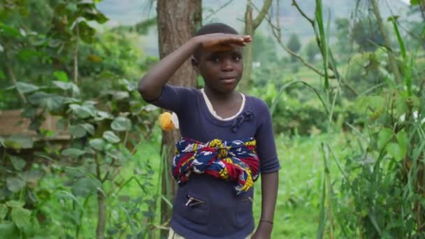 怀孩子的非洲女孩 — 图库视频影像