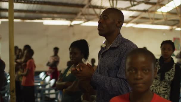Homem Africano Igreja Cantando — Vídeo de Stock