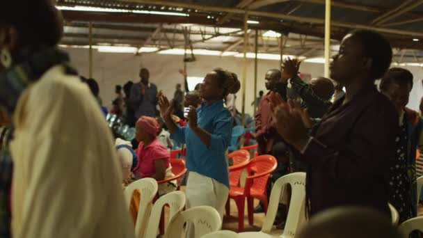 教堂里的非洲人 — 图库视频影像