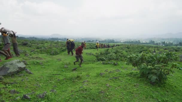 非洲人民在山上排队行走 — 图库视频影像