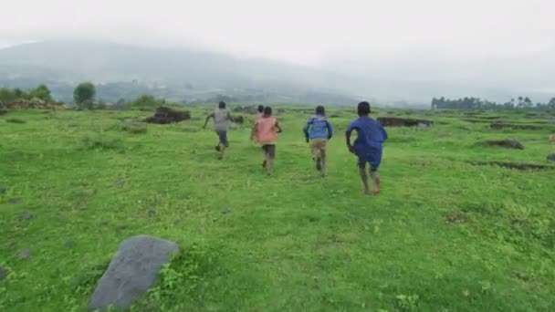 在田野里奔跑的非洲儿童 — 图库视频影像