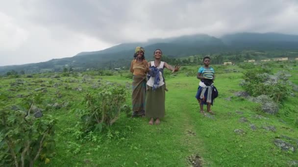 Mujeres Africanas Posando Cámara Hermoso Paisaje Agrícola — Vídeo de stock