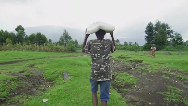 Çuval Taşıyan Afrikalı Çocuk — Stok video