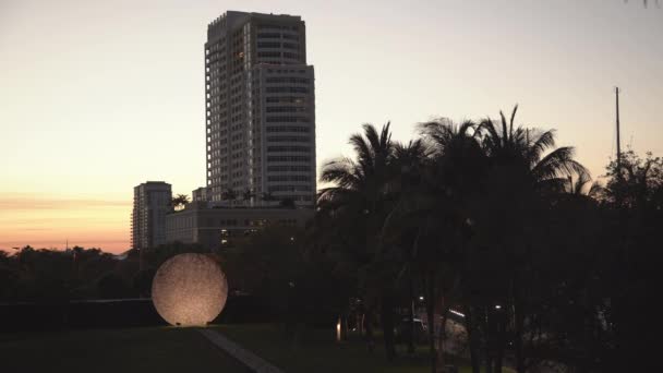 建物の近くに巨大なコンクリート球 — ストック動画