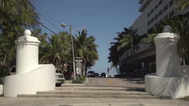 Pilares Brancos Lado Uma Rua — Vídeo de Stock
