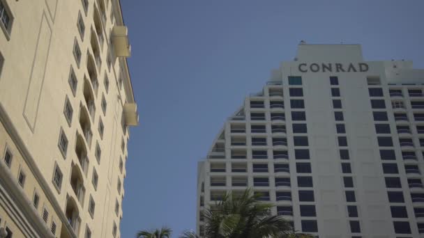 Здание Рядом Отелем Conrad — стоковое видео