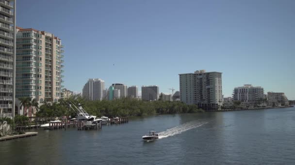 Motorboot Schwimmt Auf Einem Fluss — Stockvideo