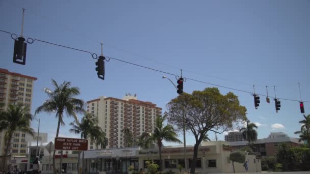 Luzes Trânsito Penduradas Acima Uma Rua — Vídeo de Stock