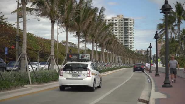 Conducir Coches Una Calle — Vídeo de stock