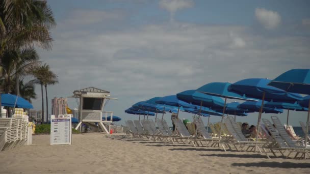 Torre Salva Vidas Perto Guarda Chuvas Cadeiras Praia — Vídeo de Stock