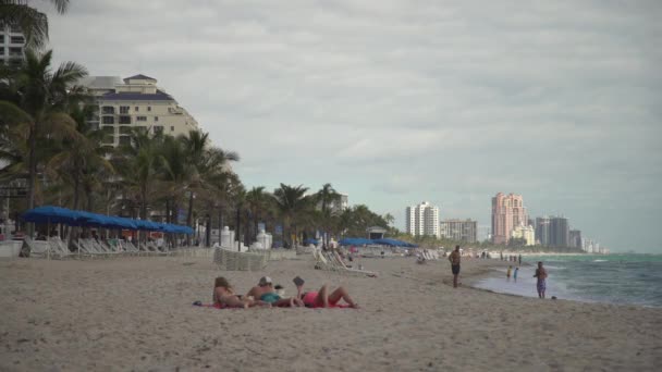 Άνθρωποι Χαλαρώνουν Στην Παραλία — Αρχείο Βίντεο