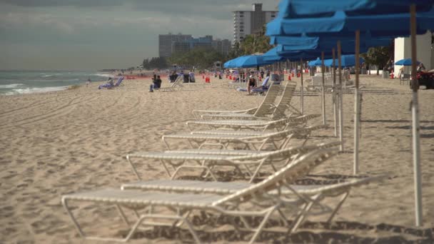 Strand Met Ligstoelen Parasols — Stockvideo