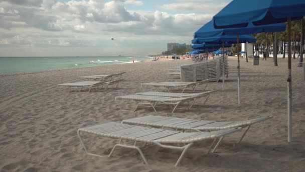 Зонтики Шезлонги Пляже — стоковое видео