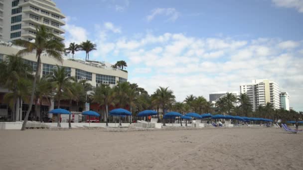 Strand Mit Blauen Sonnenschirmen — Stockvideo