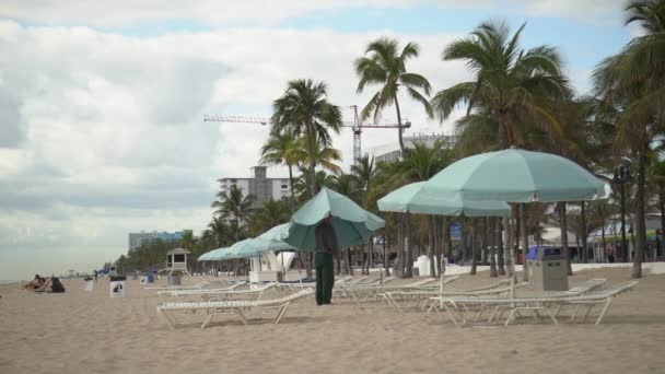 Instalace Plážového Deštníku — Stock video