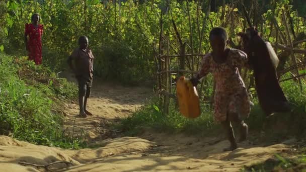 Африканська Дівчина Біжить Пластиковими Контейнерами — стокове відео