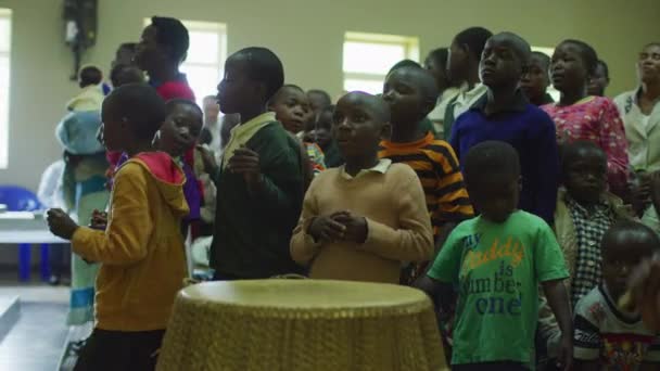 Afrikanische Kinder Singen Der Kirche — Stockvideo