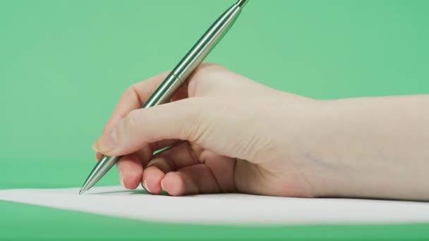 Ręka Kobiety Piszącej Papierze — Wideo stockowe
