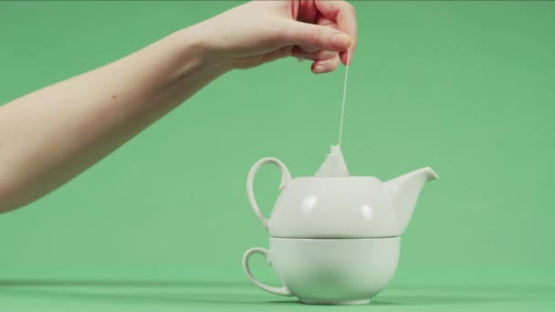 Egy Teafiltert Teáskannába Merítek — Stock videók