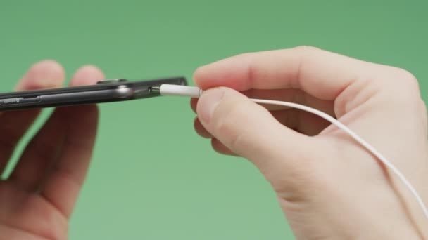 Plugging Headset Cable Smartphone — Vídeo de stock