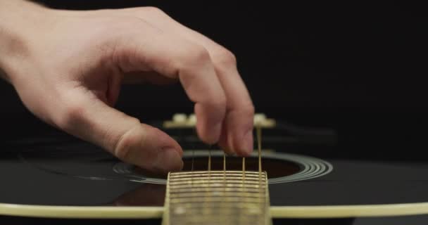 Gros Plan Des Doigts Frottant Des Cordes Guitare — Video