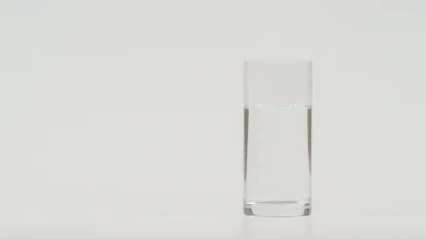 Ręka Mężczyzny Bierze Szklankę Wody — Wideo stockowe