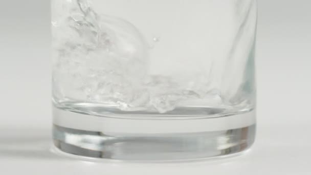 Gieten Van Water Glas — Stockvideo