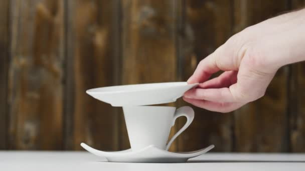 Den Teller Aus Der Kaffeetasse Entfernen — Stockvideo