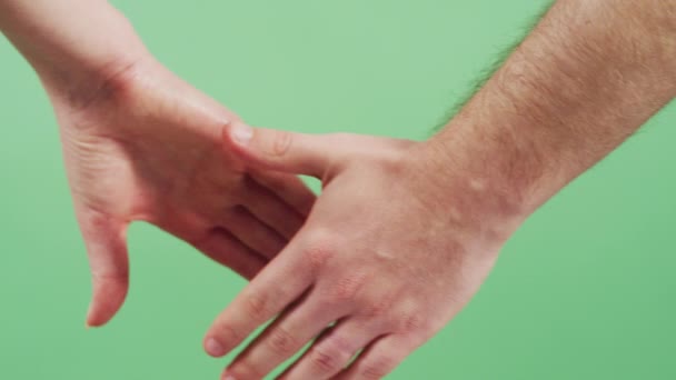 Couple Holding Hands Green — Stock Video