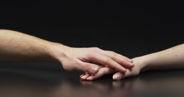 Чоловік Торкається Жіночої Руки — стокове відео