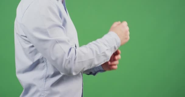 Boční Pohled Muže Jak Upravuje Rukávy Košile — Stock video