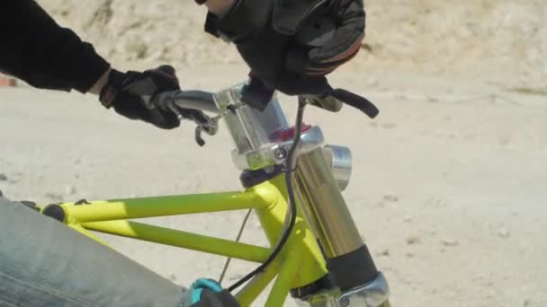 Piloto Bicicleta Sosteniendo Manillar — Vídeos de Stock