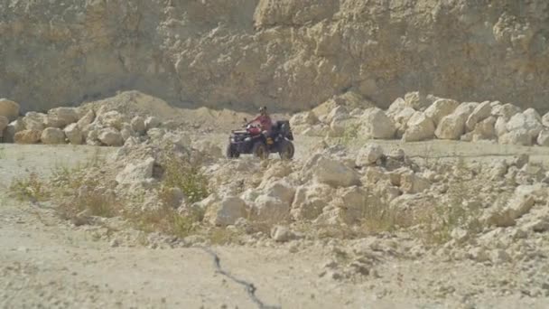 石の採石場を通って自転車やAtvに乗る — ストック動画