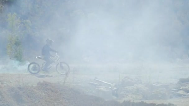 Vélo Équitation Dans Une Carrière Pierre — Video