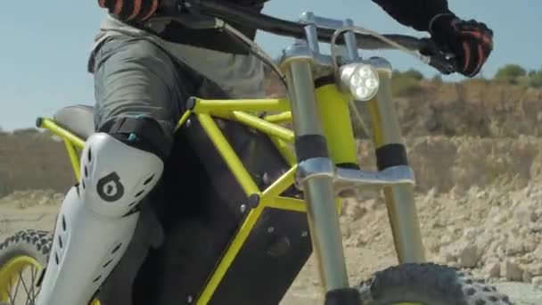 Inclinado Una Bicicleta Montaña Jinete — Vídeo de stock