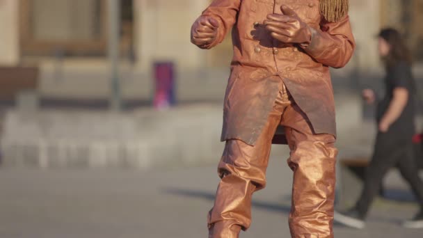 Beskärda Bilder Brons Målade Utövande Stående Gatan Och Promenader Människor — Stockvideo