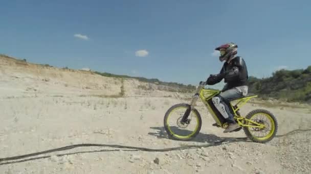 Vélo Rapide Dans Une Carrière Pierre — Video