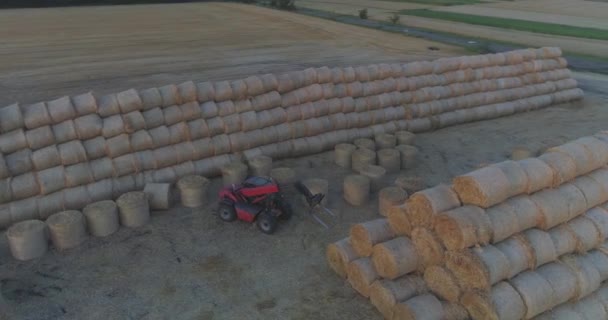 干し草の俵を積んだトラクターの空中像 — ストック動画