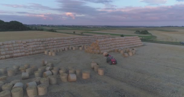 Antena Tractor Que Lleva Una Paca Heno — Vídeos de Stock